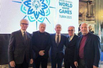 Foto che rappresenta 5 uomini che partecipano alla conferenza stampa per i Giochi Mondiali Invernali Special Olympics Torino 2025.