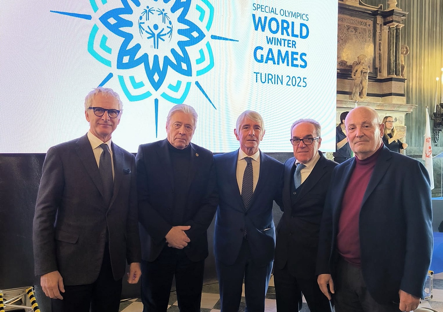 Foto che rappresenta 5 uomini che partecipano alla conferenza stampa per i Giochi Mondiali Invernali Special Olympics Torino 2025.